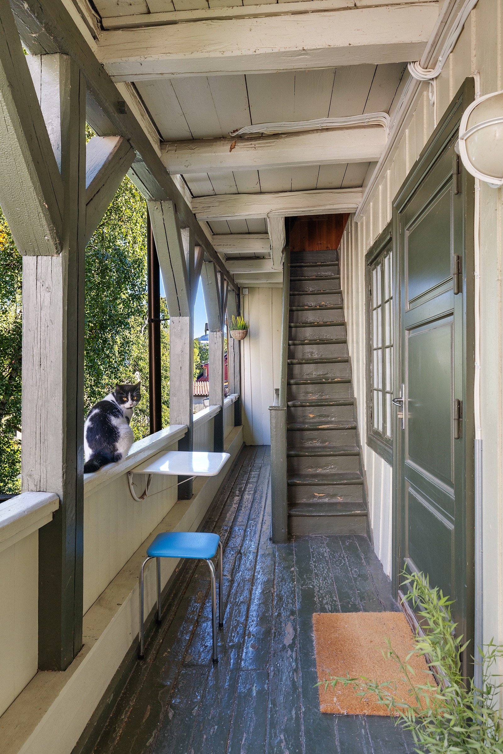 Sjarmerende svalgang med utsyn til frodige omgivelser. Galleribilde