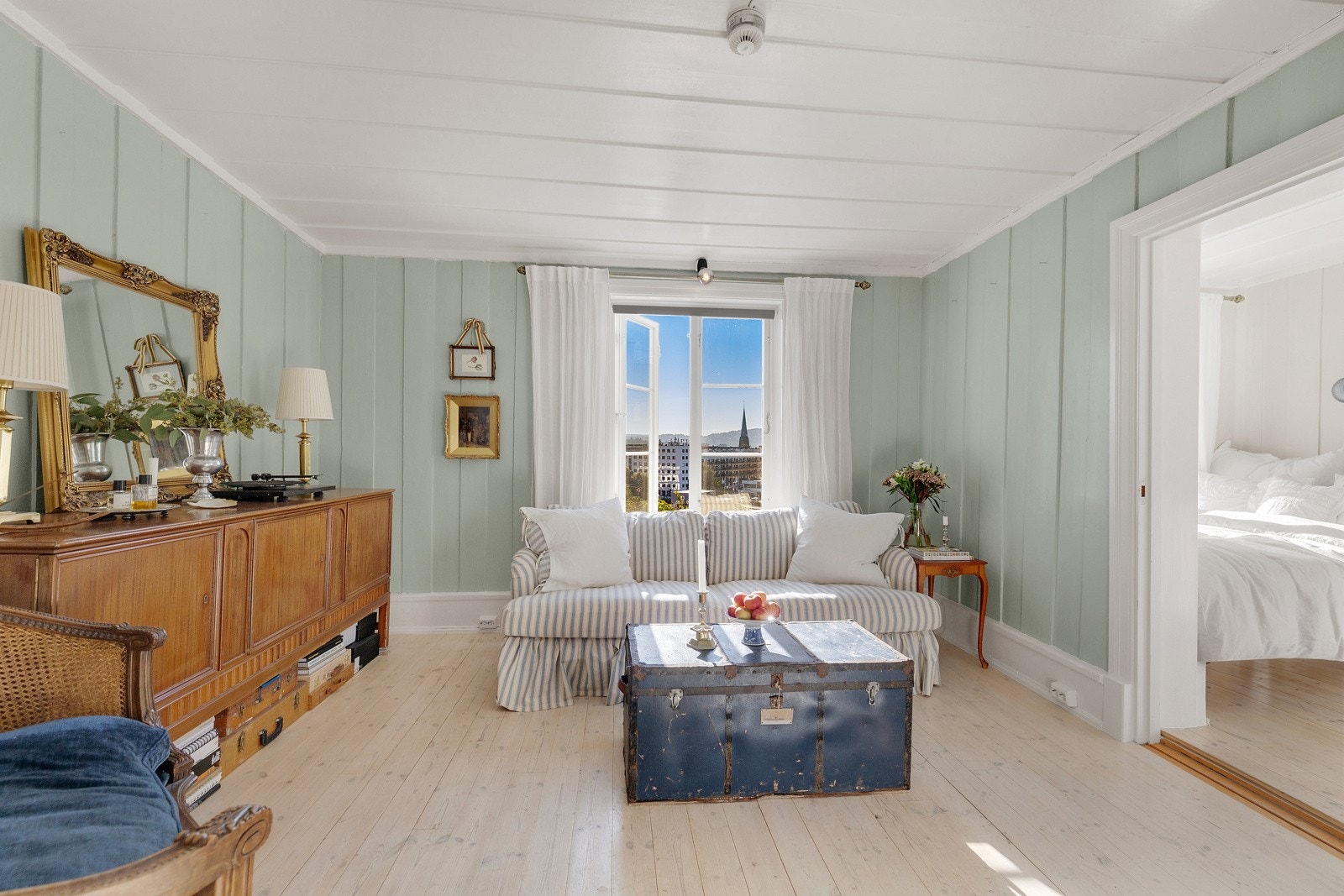 Velkommen til denne nydelige og svært sjarmerende 2-roms leiligheten beliggende i et historisk og særegent bygg i Sagveien 8. Galleribilde