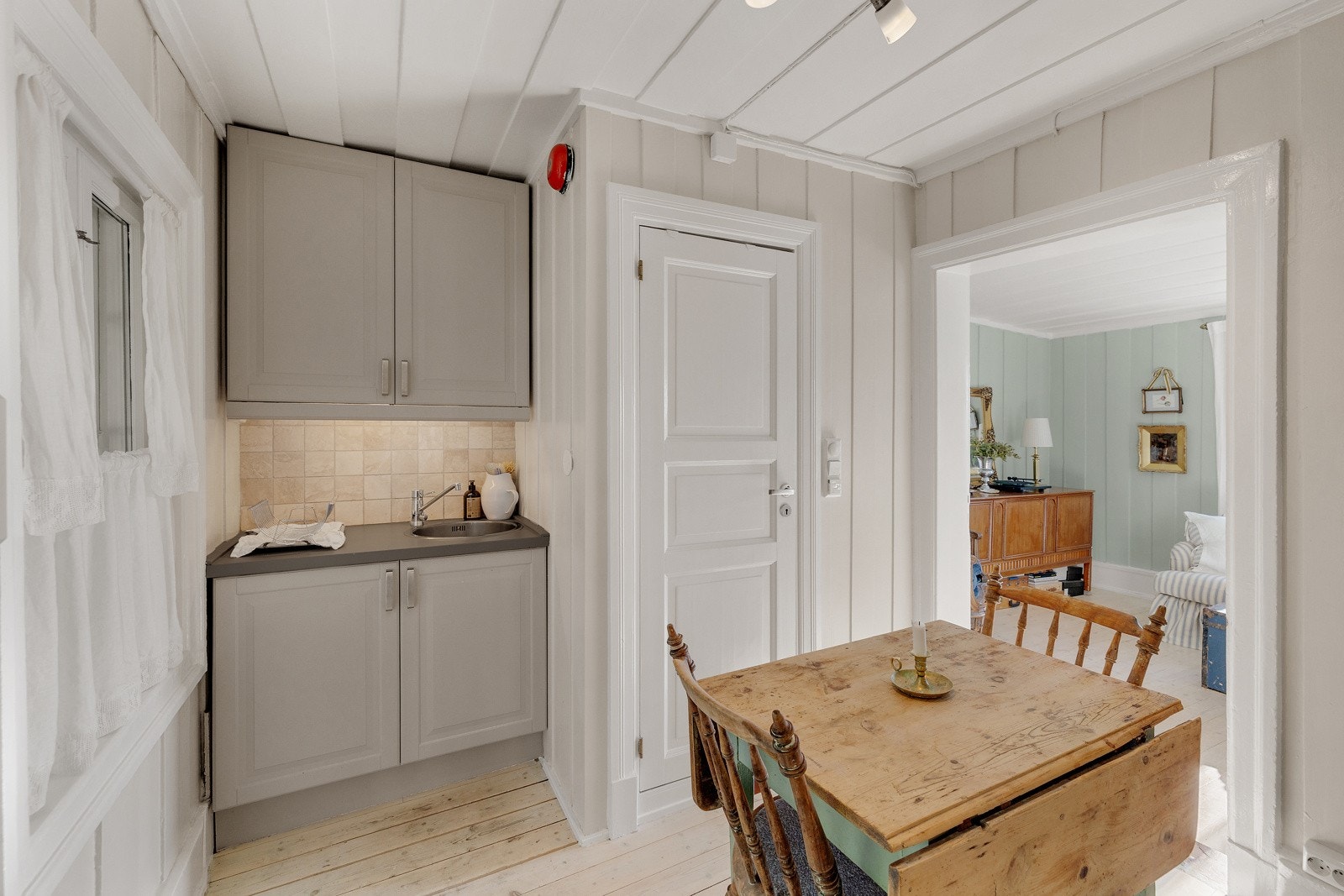 . Rommets gode planløsning sørger for et herlig skille mellom de ulike sonene samtidig som de binder rommene fint sammen. Galleribilde