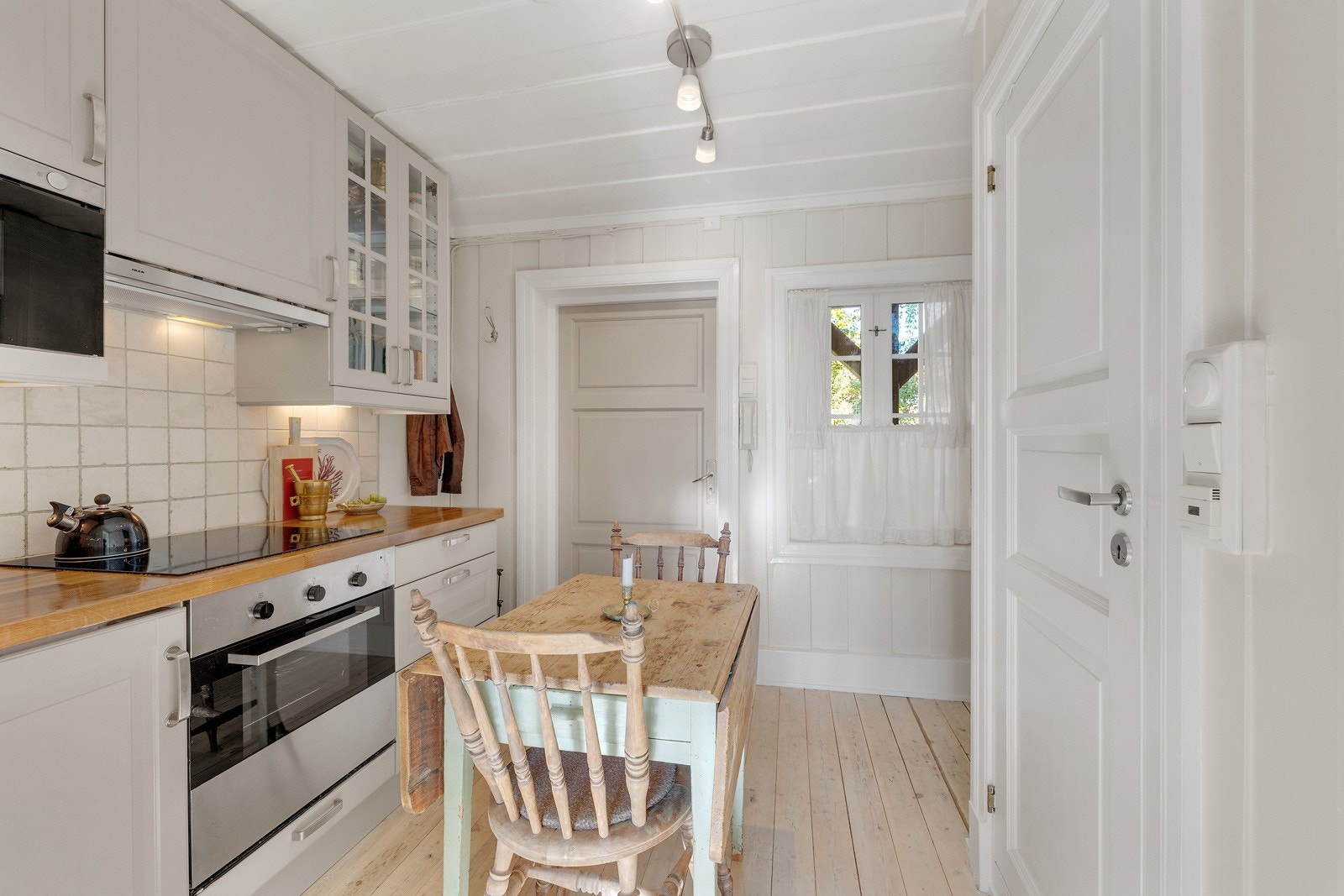 Alle skapfronter ble i 2023 malt i en klassisk og tidløs gråfarge. Galleribilde