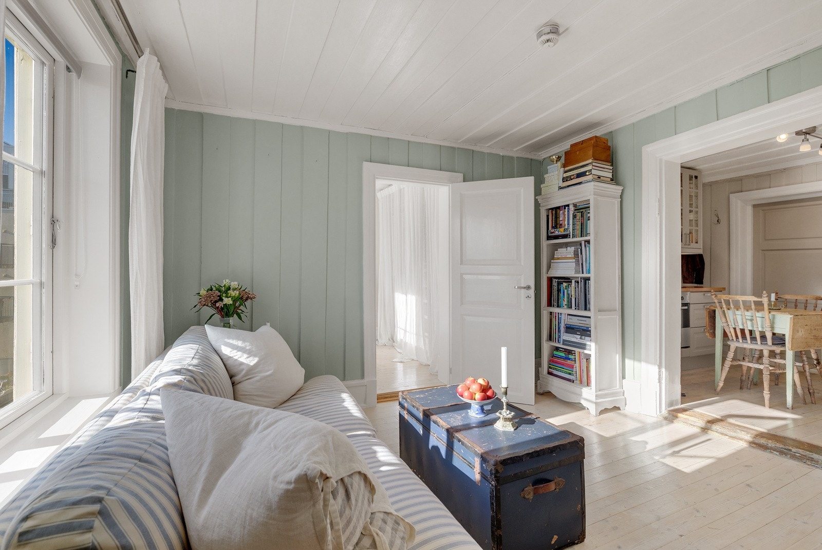 Stuen er malt i en sval og klassisk grønntone. Galleribilde