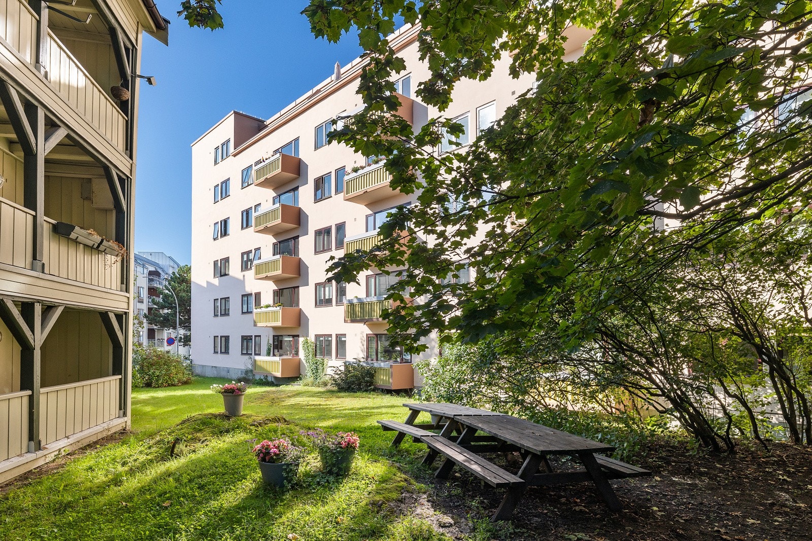 Koselig grøntområde i bakgården, med gode muligheter til å samle både venner og familie. Galleribilde