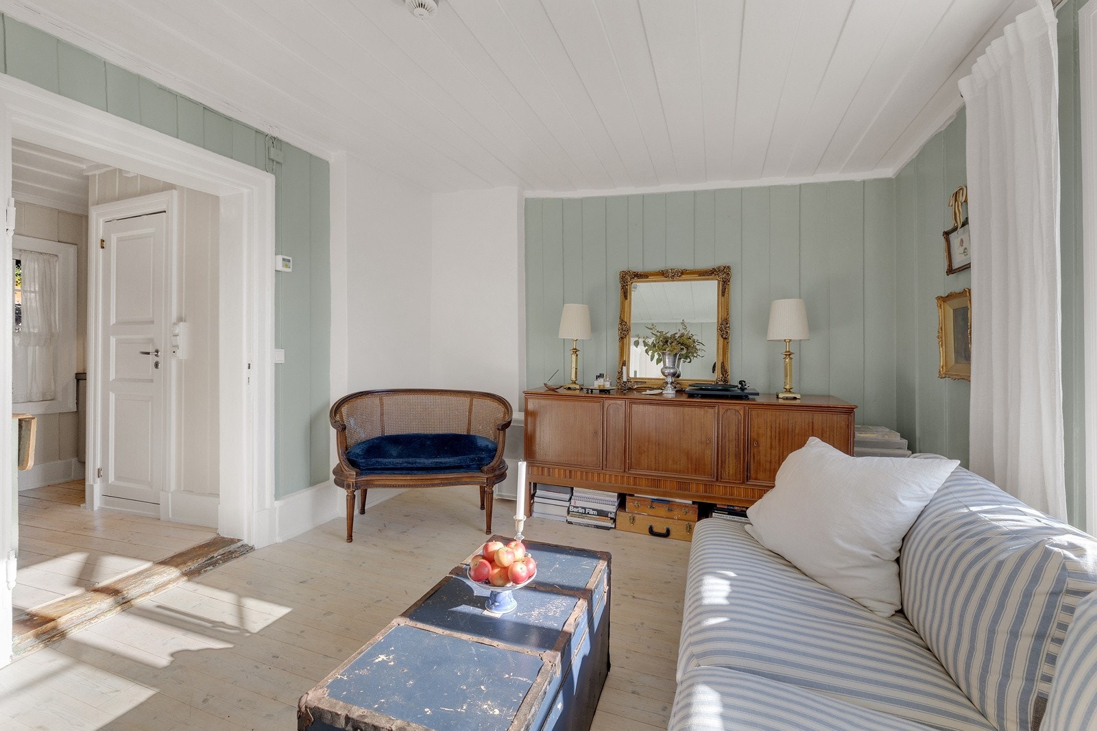 Gjentagende i hele leiligheten, og intet unntak i stuen er den nydelige og unike kombinasjonen av klassiske detaljerr som orginale tregulv, sprossede vinduer med dype vinduskarmer og klassisk listverk. Galleribilde