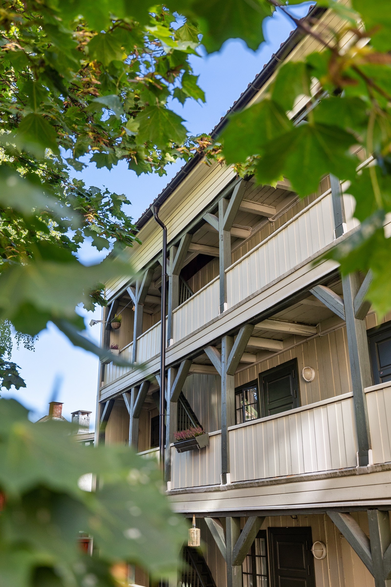 Leiligheten er ikke bare koselig i seg selv, men bebyggelsen er også svært sjarmerende. Galleribilde