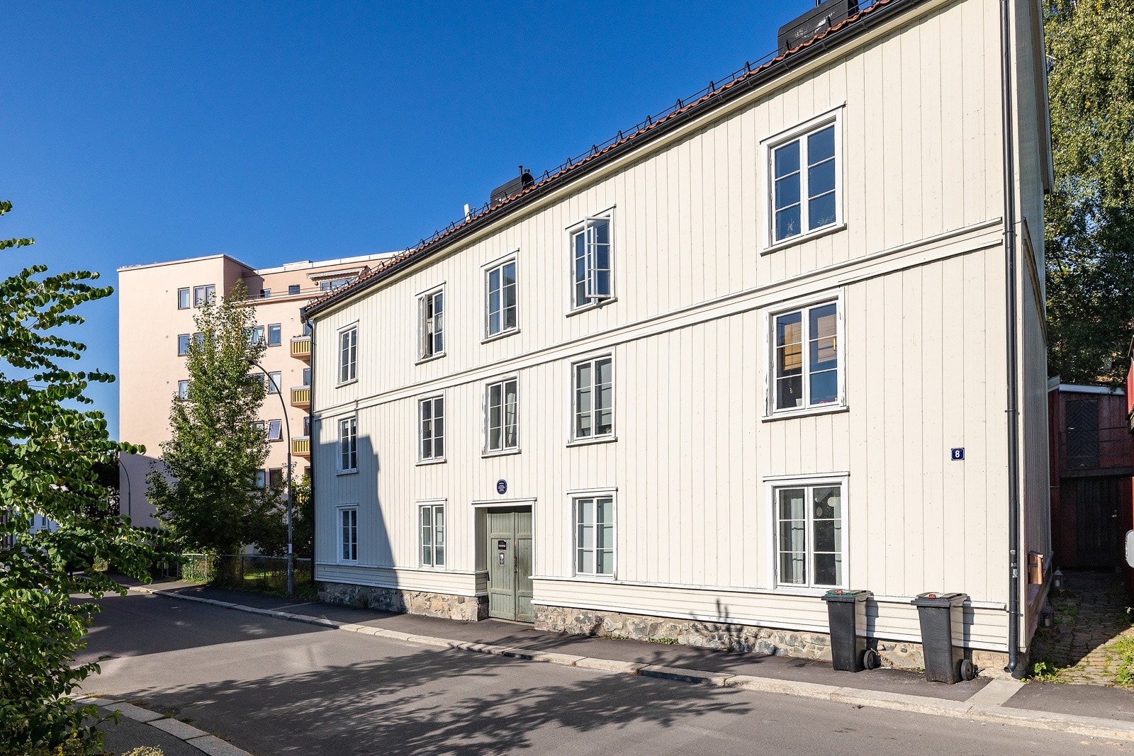 Leiligheten ligger til i en rolig og lite traffikert gate i et skikkelig hyggelig nabolag. Galleribilde