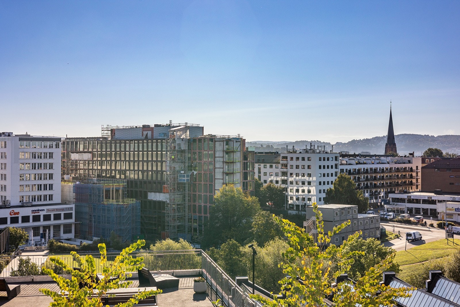 Nydelig, langstrakt utsikt ut fra både stue- og soveromsvindu. Galleribilde