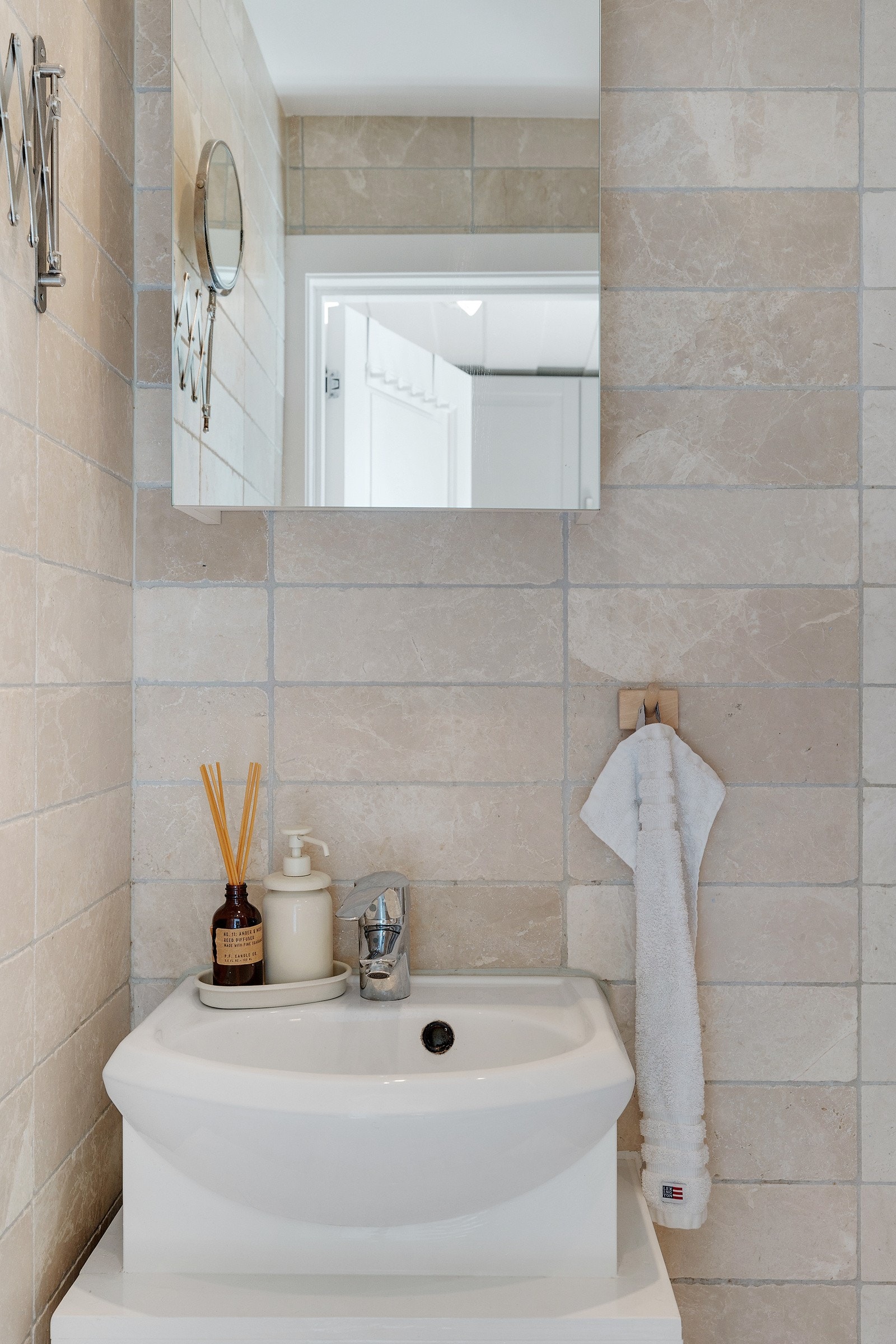 Pent og tidløst baderom oppgradert i 2011 med nye fliser på gulv og vegger. Galleribilde