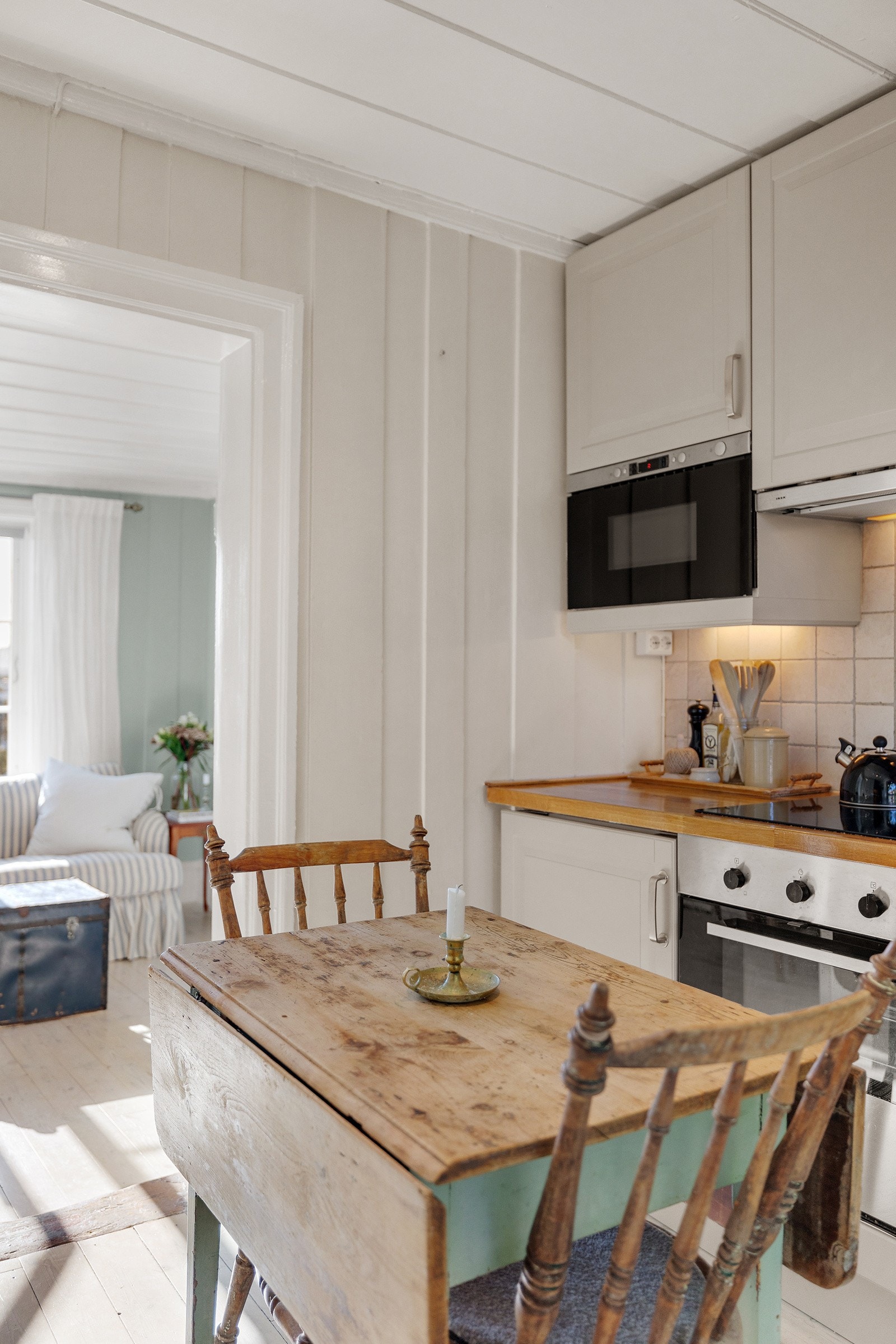 Kjøkkenet rommer plass til en koselig spisegruppe. Galleribilde