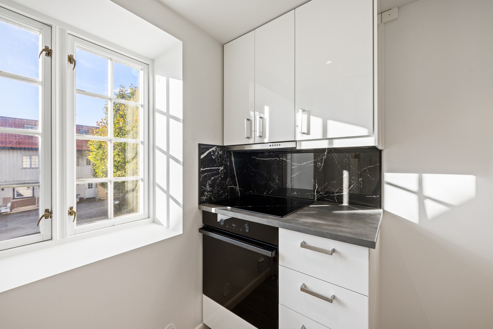 Moderne kjøkken med nyere integrerte hvitevarer Galleribilde