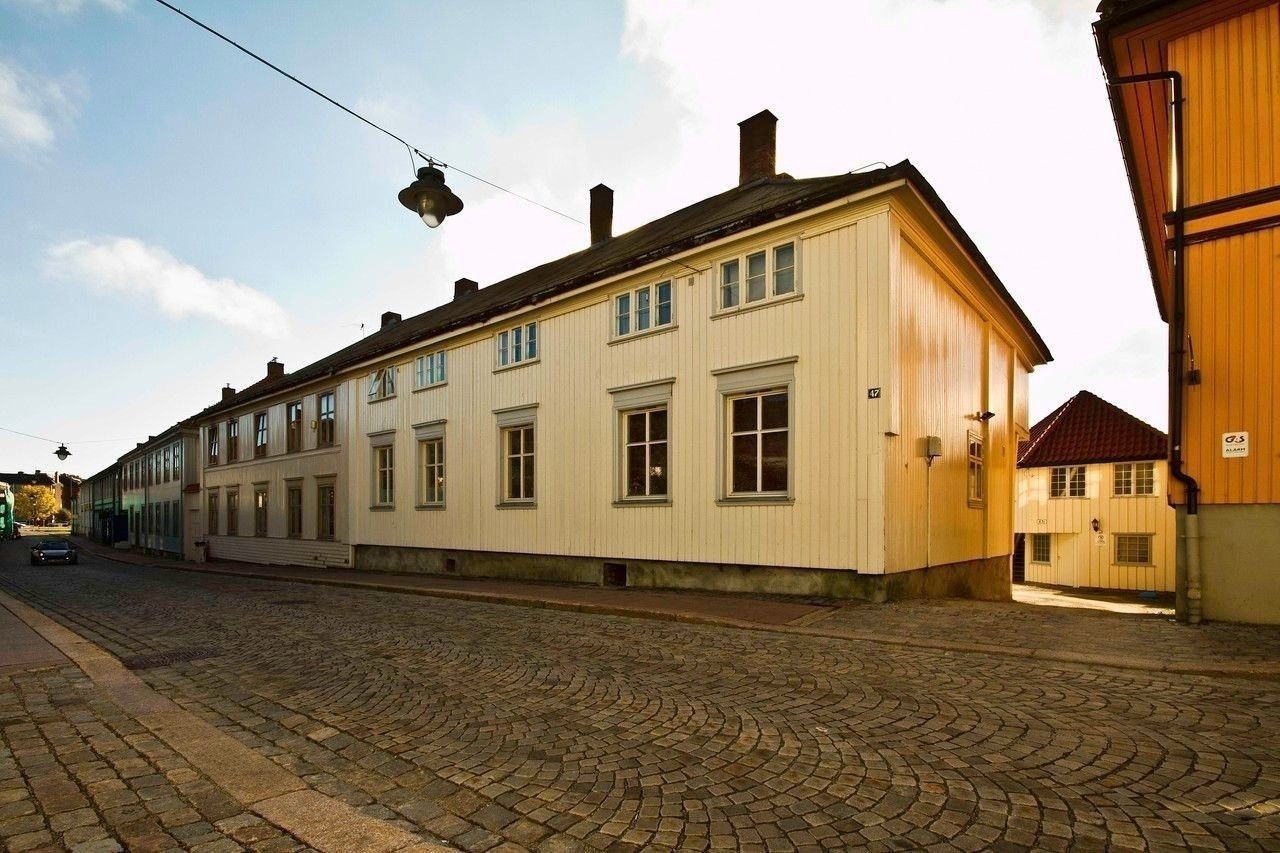 Eiendommen befinner seg i den historiske "Mossegården" i Drammens mest attraktive gate. Galleribilde