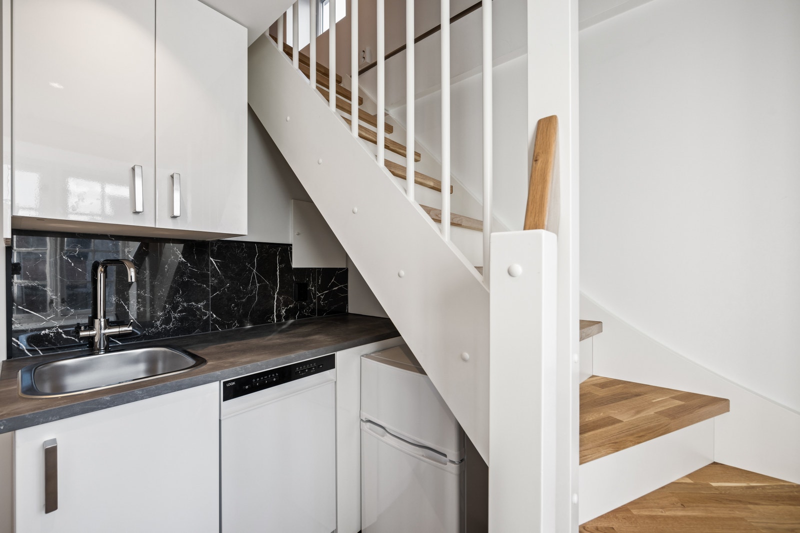 Moderne kjøkken med nyere integrerte hvitevarer Galleribilde