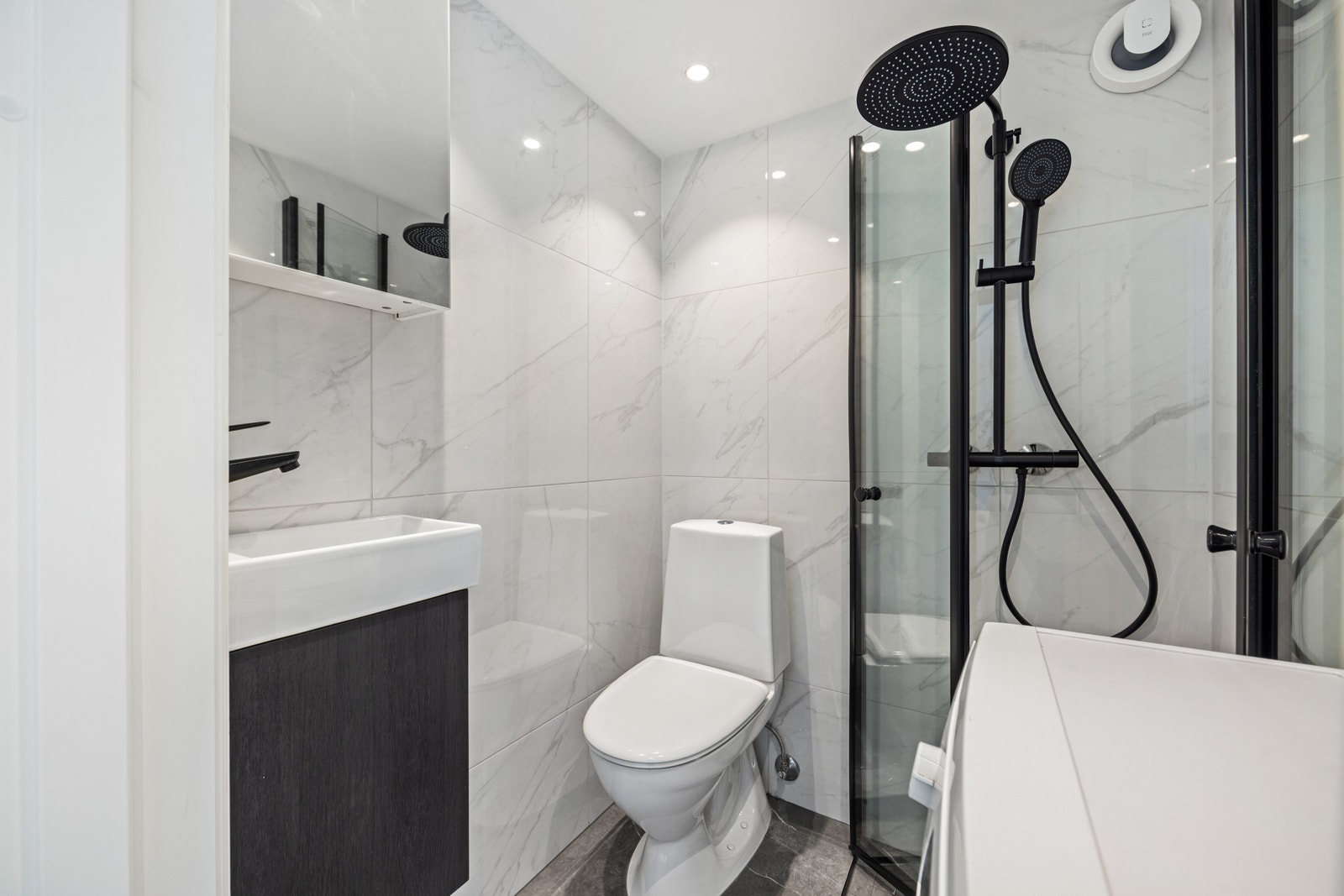 Ekslusivt flislagt bad med varmekabler Galleribilde