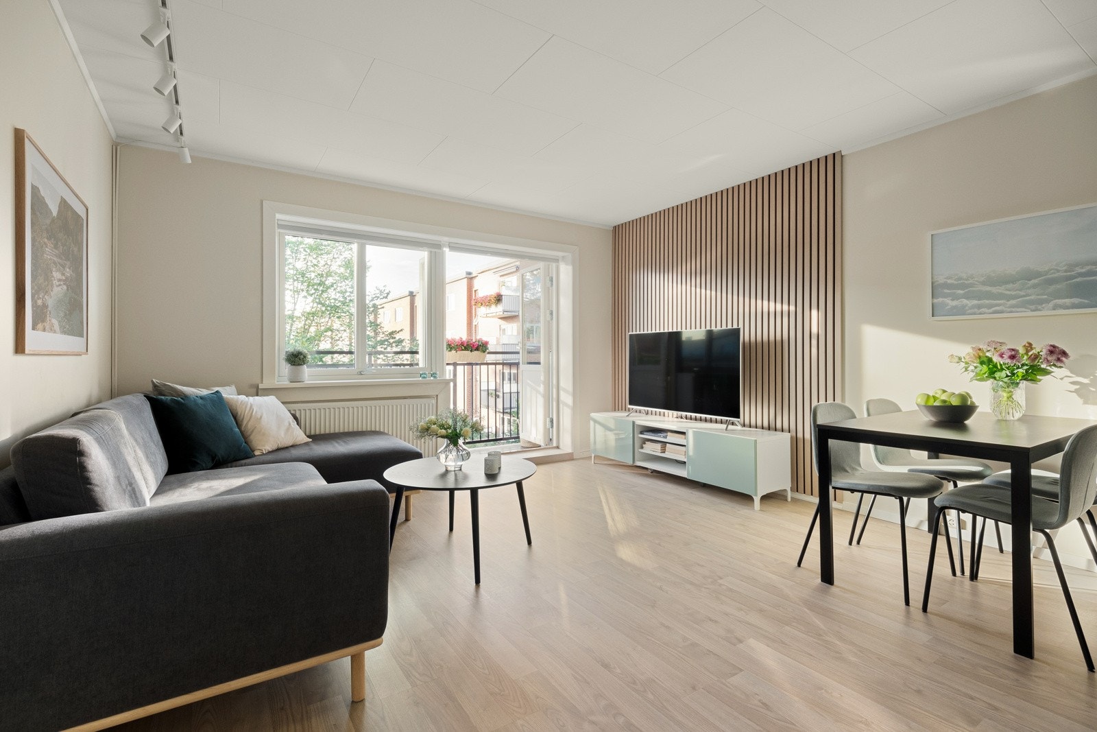 Balkongen har to naturlige soner, med plass til sittegruppe og eventuelt grill. Galleribilde