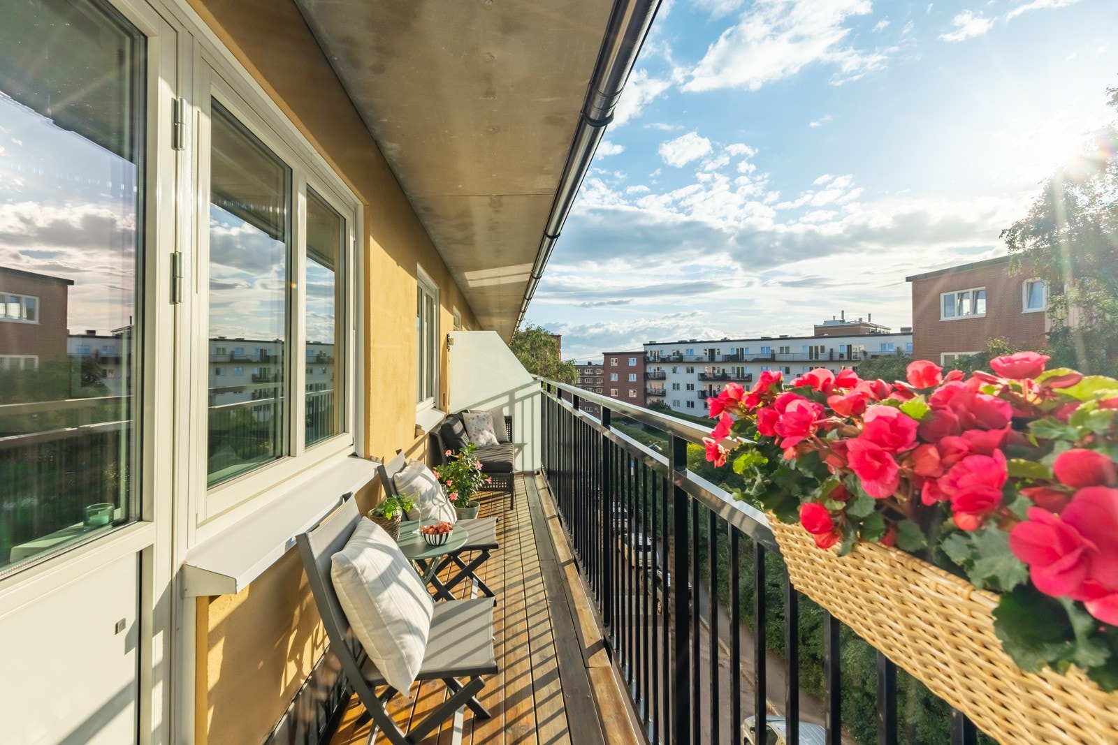 Ønsker du å bo sentralt, men samtidig frodig til? Er balkong på ønskelista? Denne leiligheten innfrir! Velkommen til Bjørn Stallares vei 15. Galleribilde