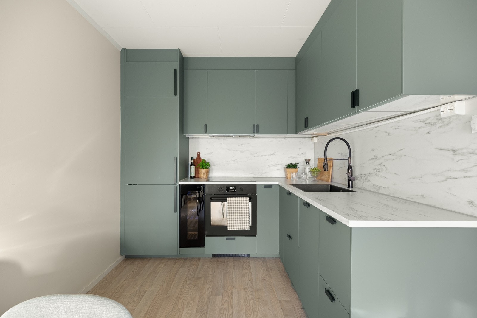 Hvitevarene er fint integrert i innredningen, så disse får du med deg ved kjøp av leiligheten. Galleribilde