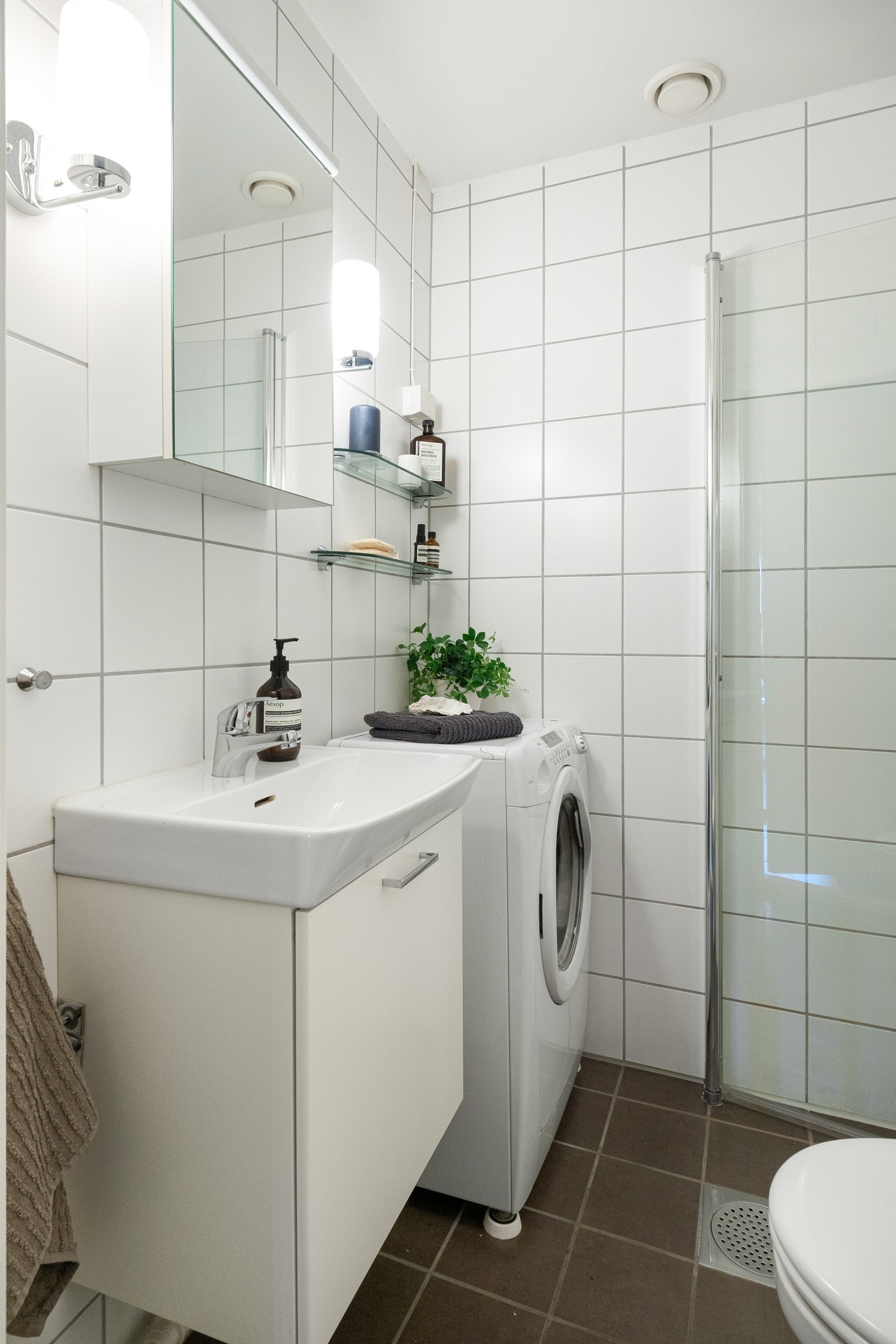 Som du ser har badet plass og opplegg til vaskemaskin. Som en fin bonus har du også tilgang til fellesvaskeri. Dette er lokalisert i nabooppgangen. Galleribilde