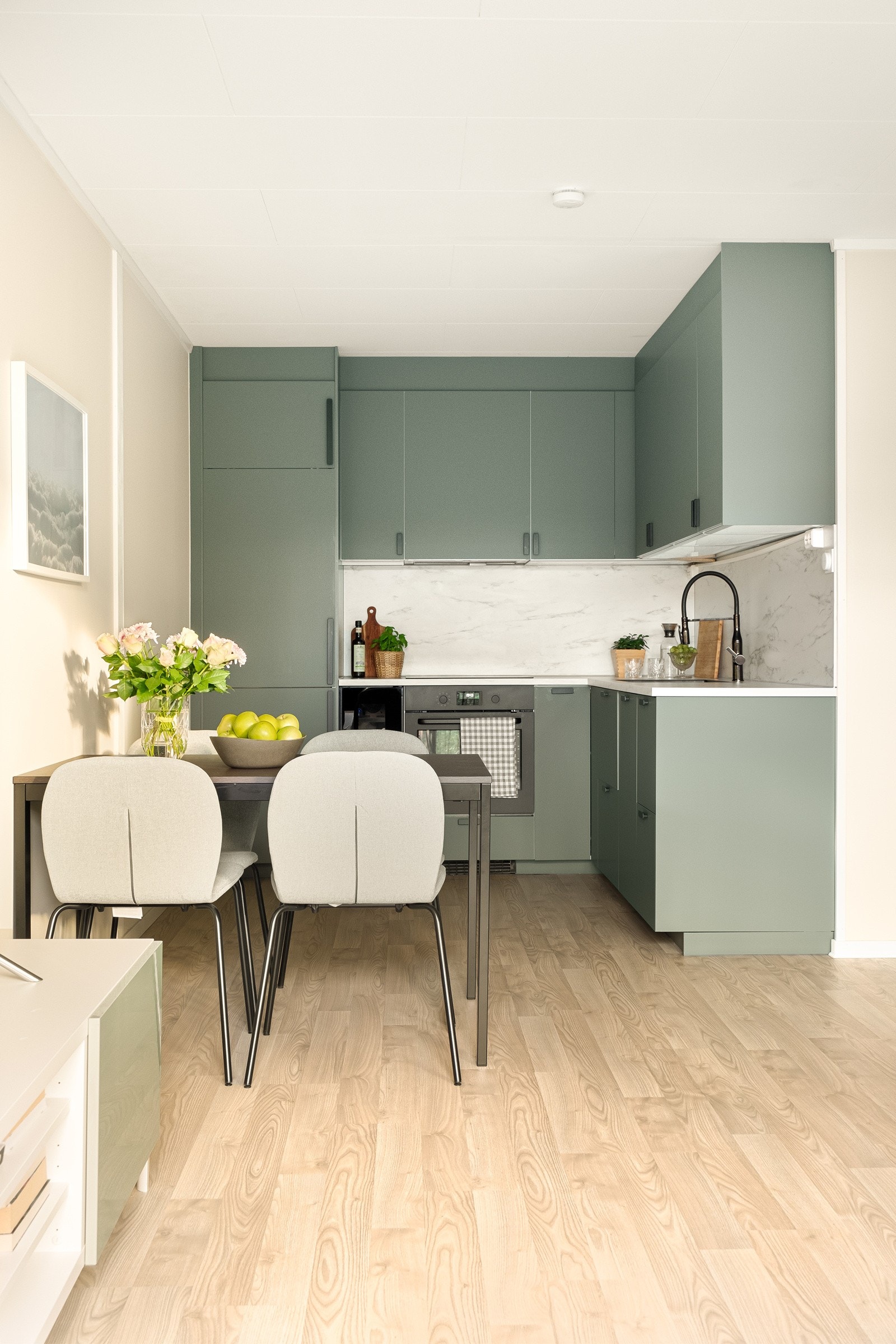 Hvitevarer inkluderer kjøleskap med frysedel, oppvaskmaskin, stekeovn og koketopp. Galleribilde