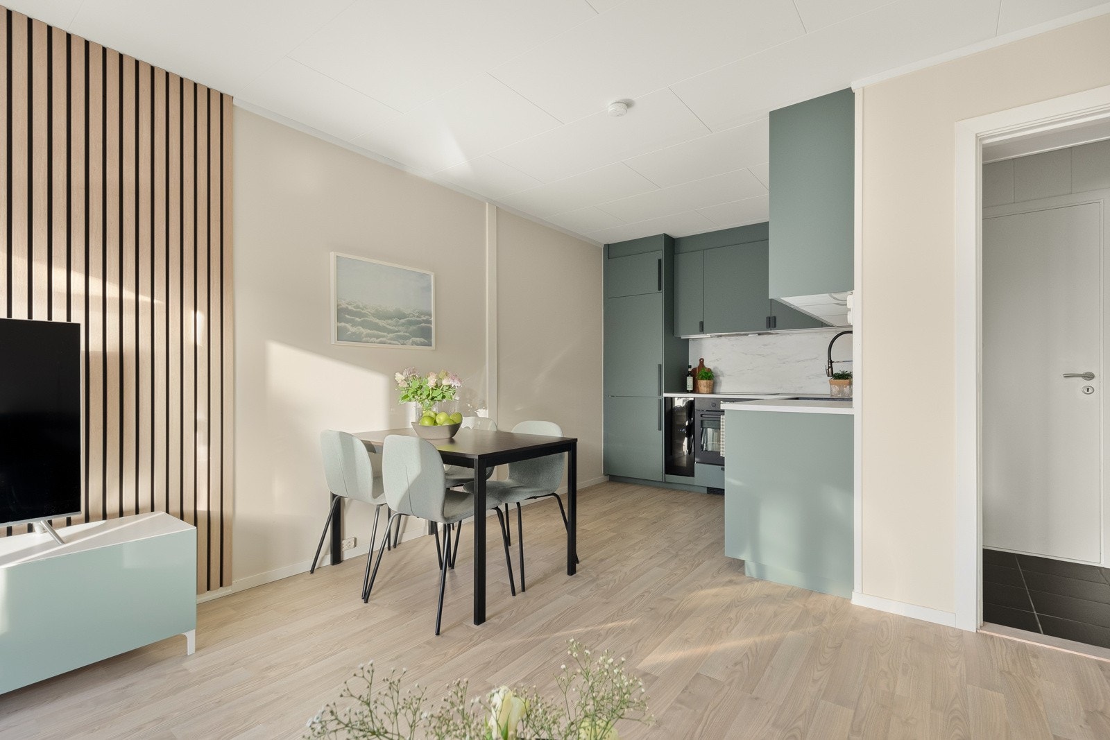 Spisebordet skaper et naturlig skille mot kjøkkenet. Pent, syns vi! Galleribilde