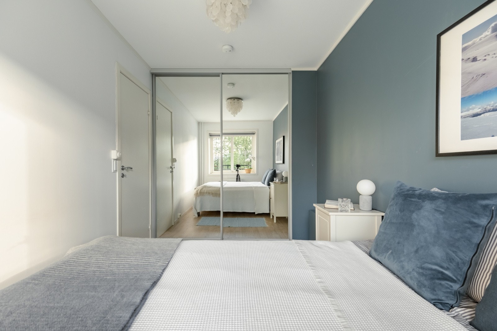 Du får god plass til nattbord på hver side av sengen, og rikelig med garderobeplass. Galleribilde