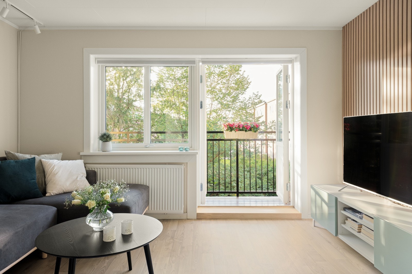 Du skjønner hva vi mener med frodig og usjenert utsyn? Tenk å bo så sentralt til, men å ha en så grønn gate rett utenfor. Galleribilde