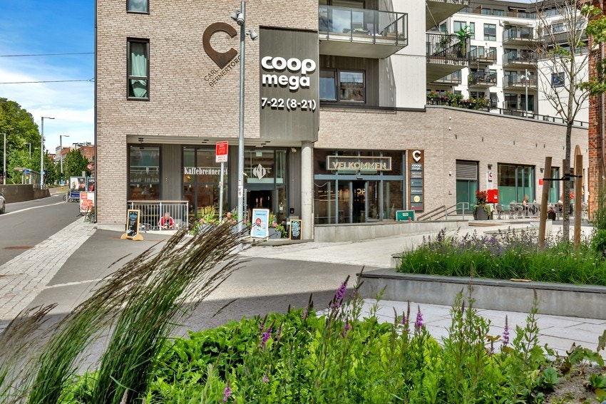 Carl Berner torg har kafé, handlesteder og "alt" du trenger. Kort gange fra leiligheten. Galleribilde