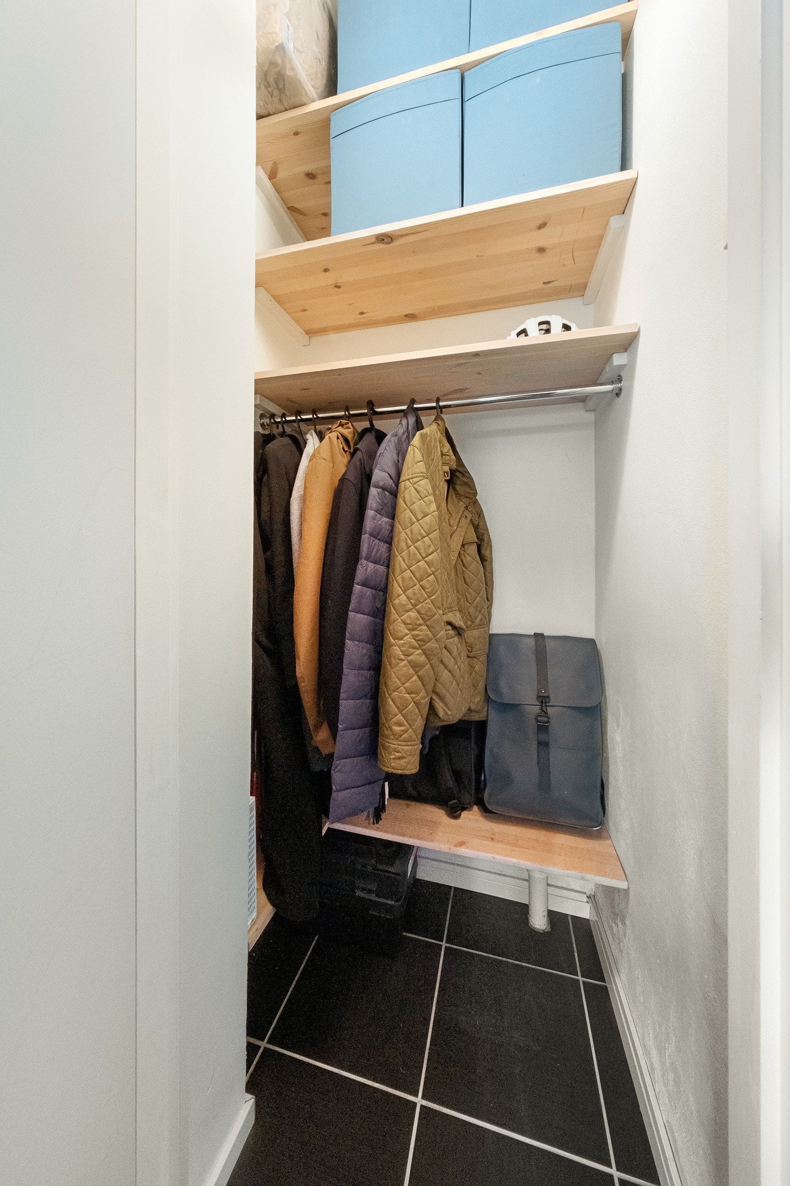 I entréen har du et praktisk kott, perfekt for det du trenger å ha lett tilgjengelig i hverdagen. Galleribilde