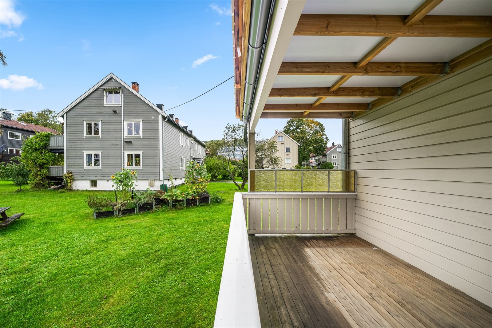 Romslig terrasse med plass til utemøbler og utsyn over felles grøntområder. Galleribilde