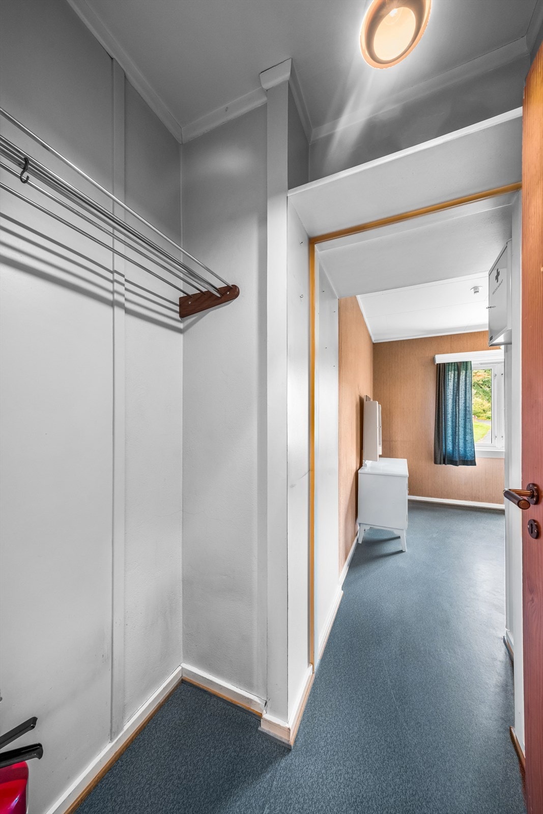 Garderobeløsning i mellomgang inn til soverommet Galleribilde