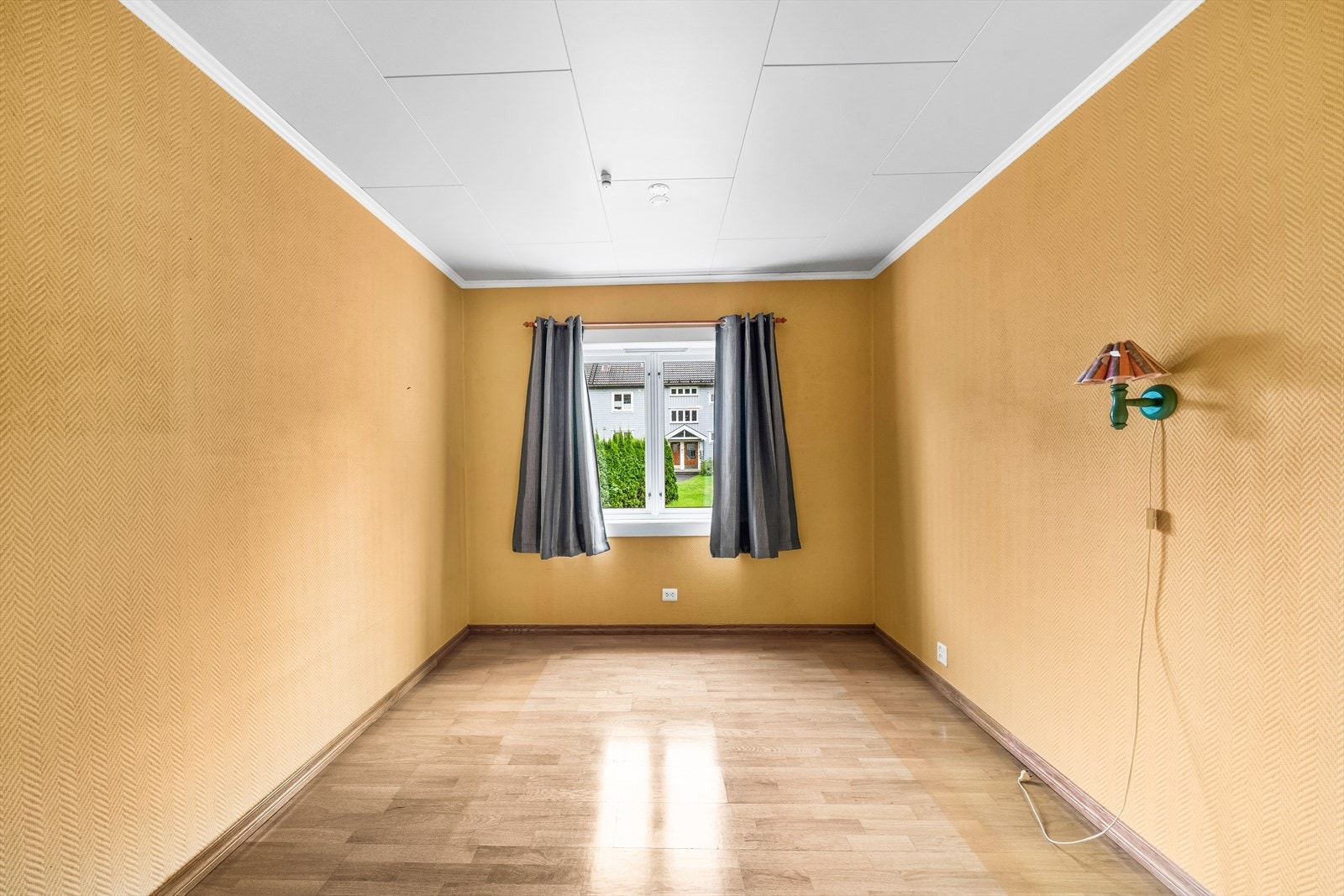 Store vinduer slipper inn mye naturlig lys. Galleribilde