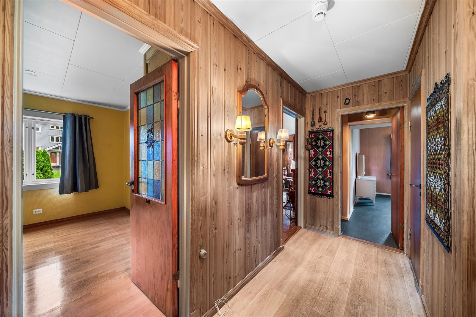 Entré med trepanel og plass til garderobeløsning. Galleribilde