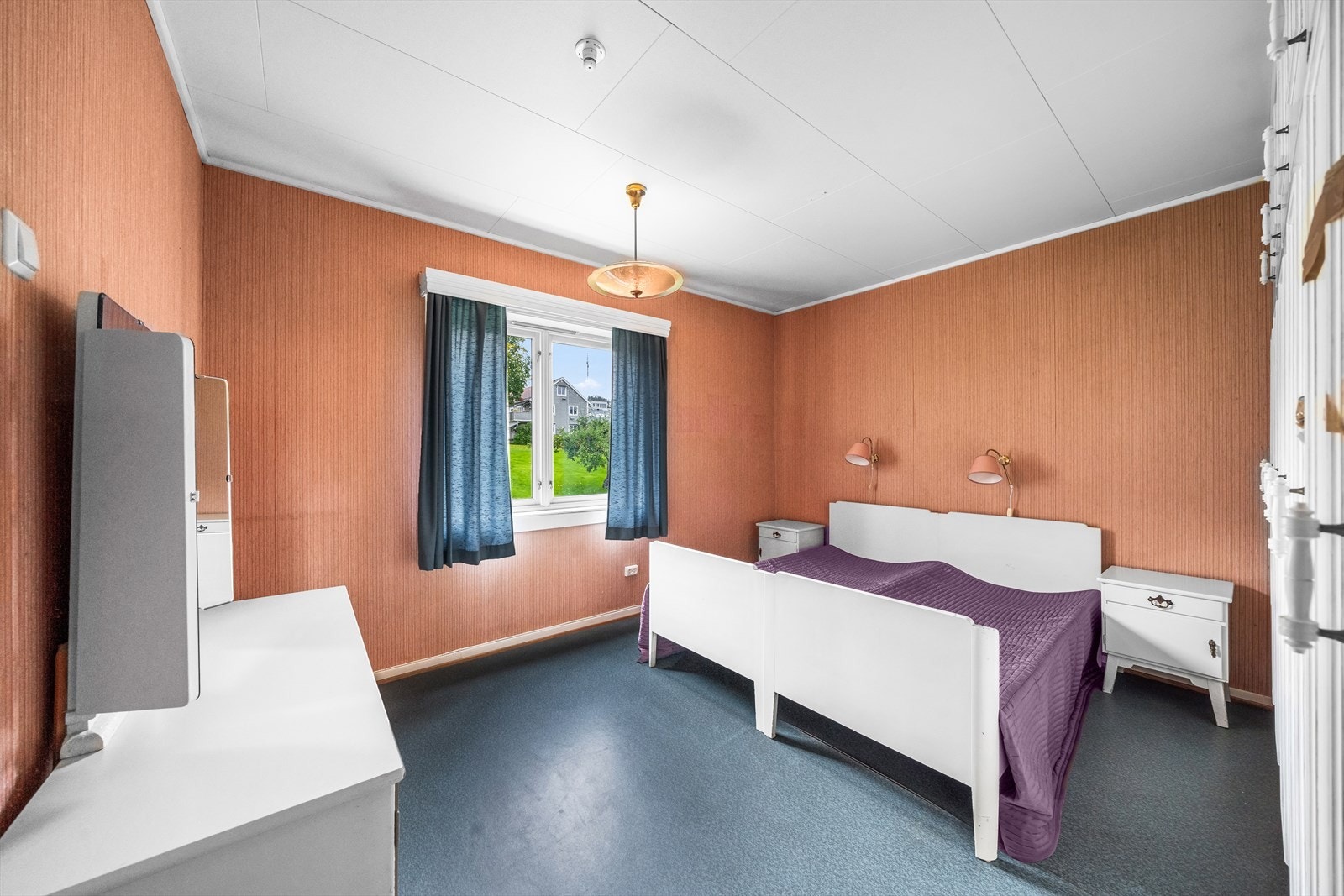 Soverom med plass til dobbeltseng, nattbord og garderobe. Galleribilde