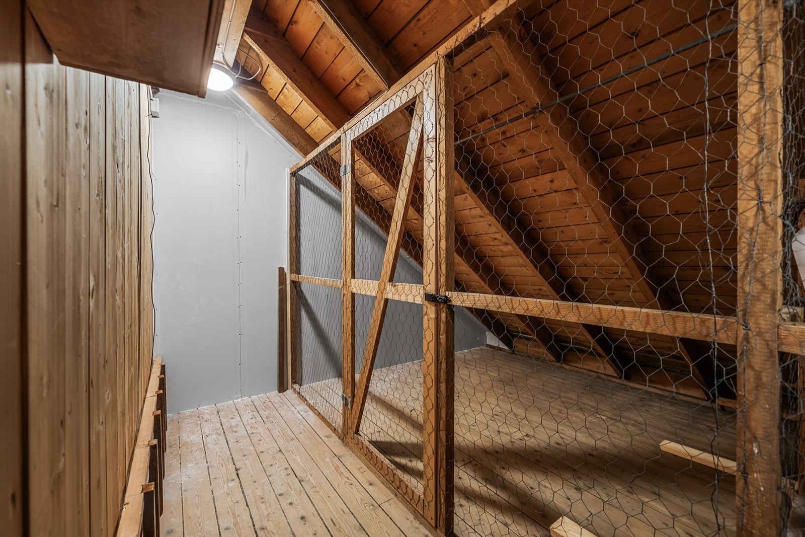 Loftsbod med nettingvegger for oppbevaring. Galleribilde