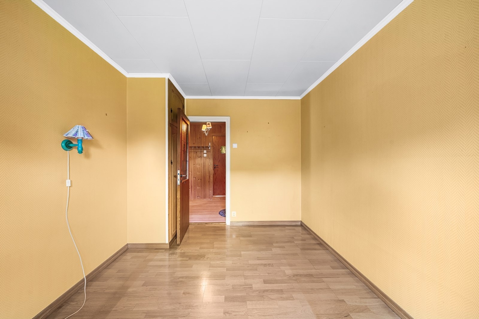 Soverom som har plass til seng, nattbord og garderobeskap. Galleribilde