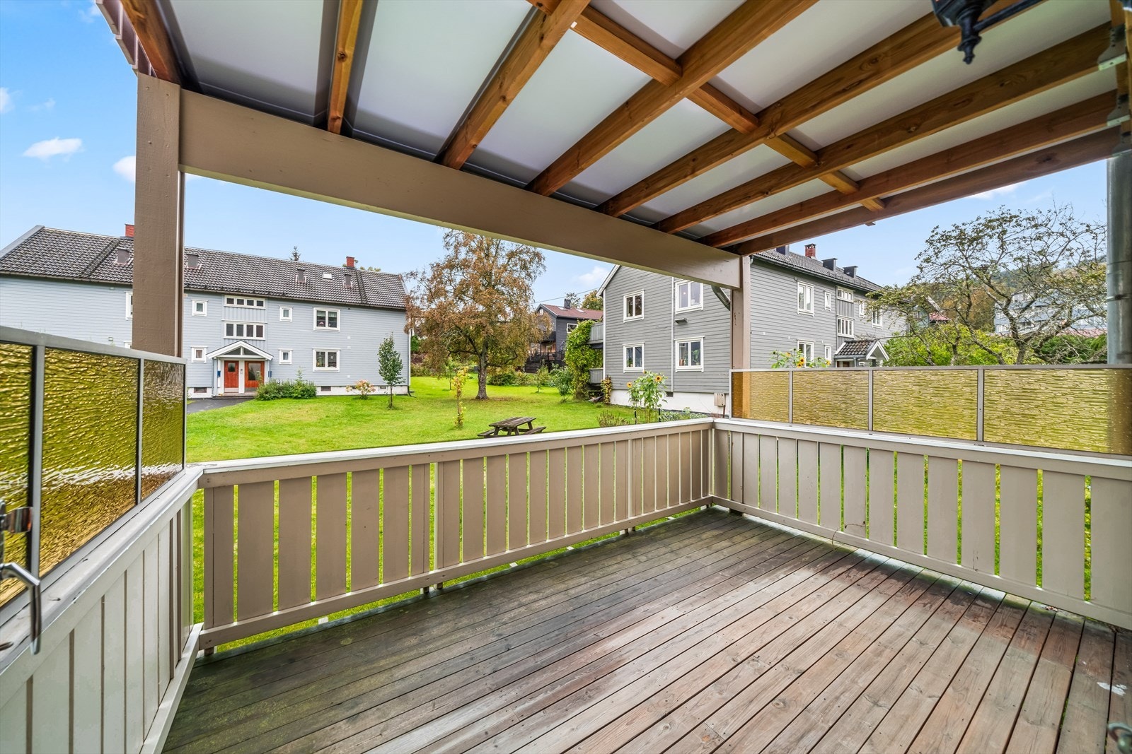 Overbygd terrasse med gode solforhold. Galleribilde