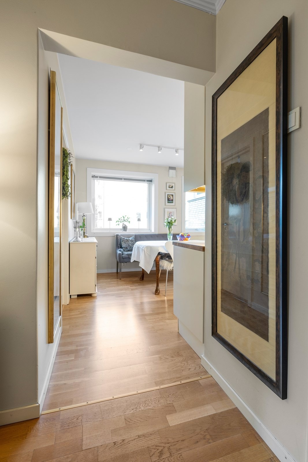 Store vindusflater og gjennomgående planløsning gir gode lys- og solforhold. Det er LED dimmere i alle rom Galleribilde