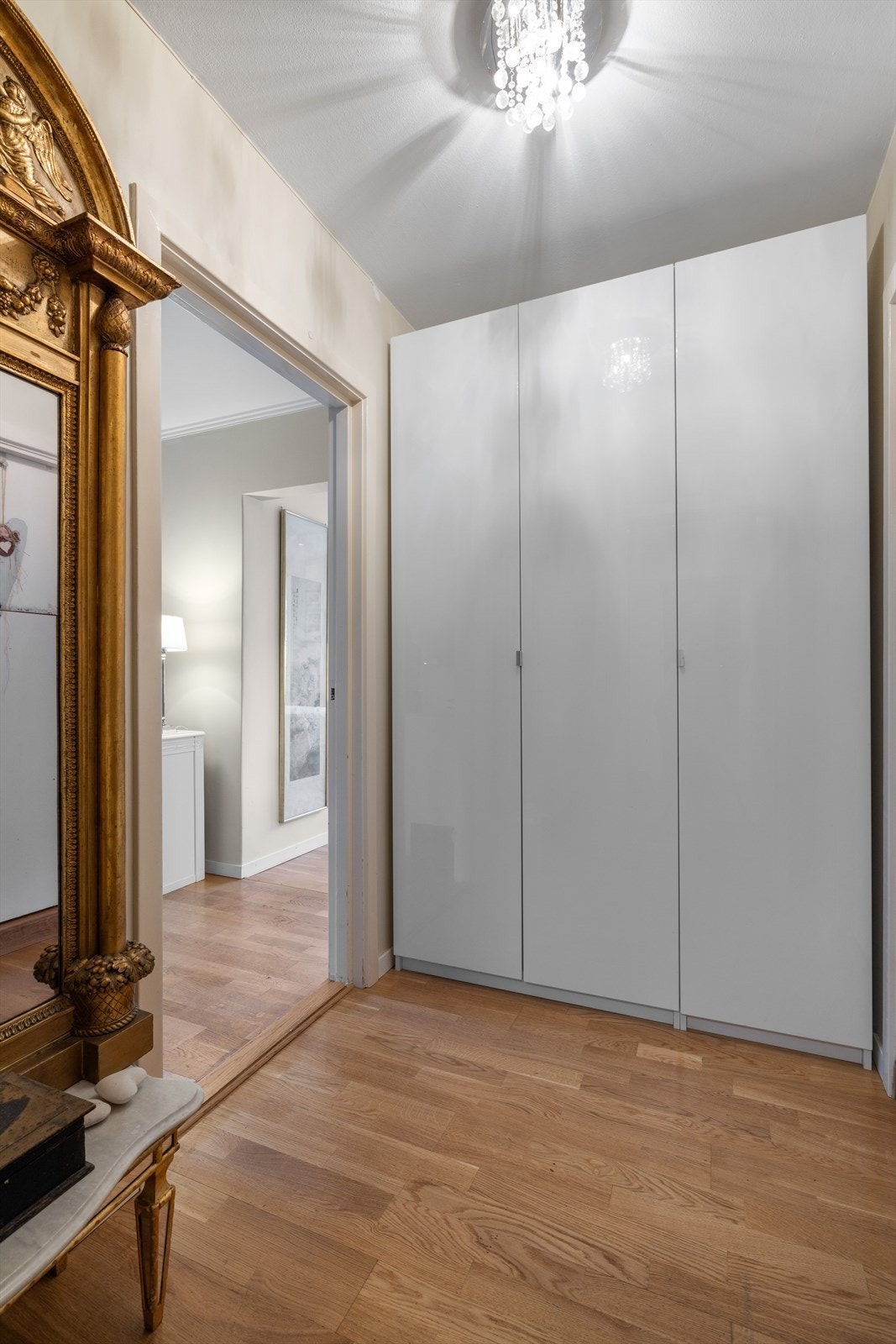 Entrè med god plass til oppbevaring av sko og yttertøy. Leiligheten disponerer også en bod på loft og to boder i kjeller Galleribilde
