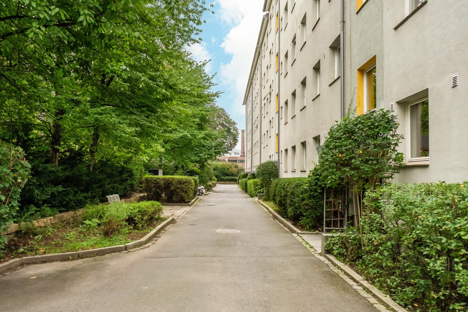 Her er det felles forgård med plen, sittebenker og plantekasser. Selger kan også informere om at du får fantastisk hyggelige naboer! Galleribilde