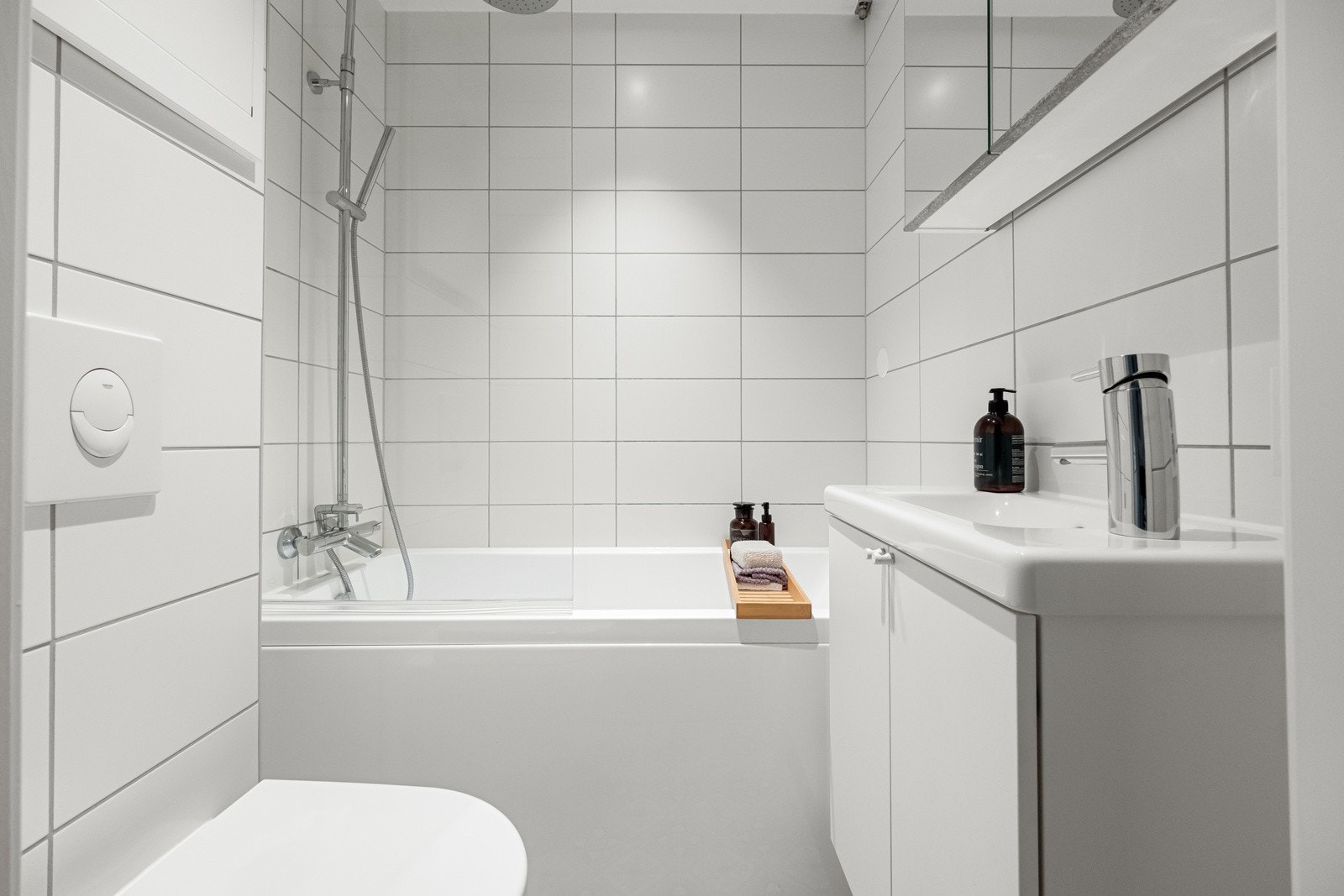 Hvor deilig er det ikke med eget badekar? Du kan naturligvis sette inn dusj og montere vaskemaskinen på badet i stedet for kjøkkenet, men hvem vil vel det? Galleribilde