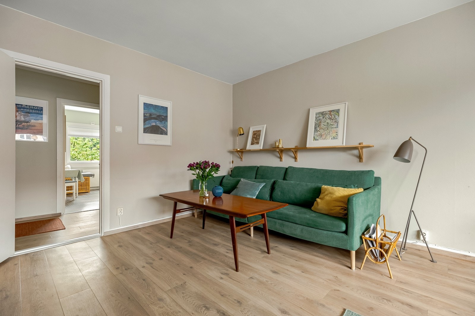 Stuen er i dag innredet med spisebord og sofagruppe. Rett over gangen finner vi det separate kjøkkenet. Galleribilde