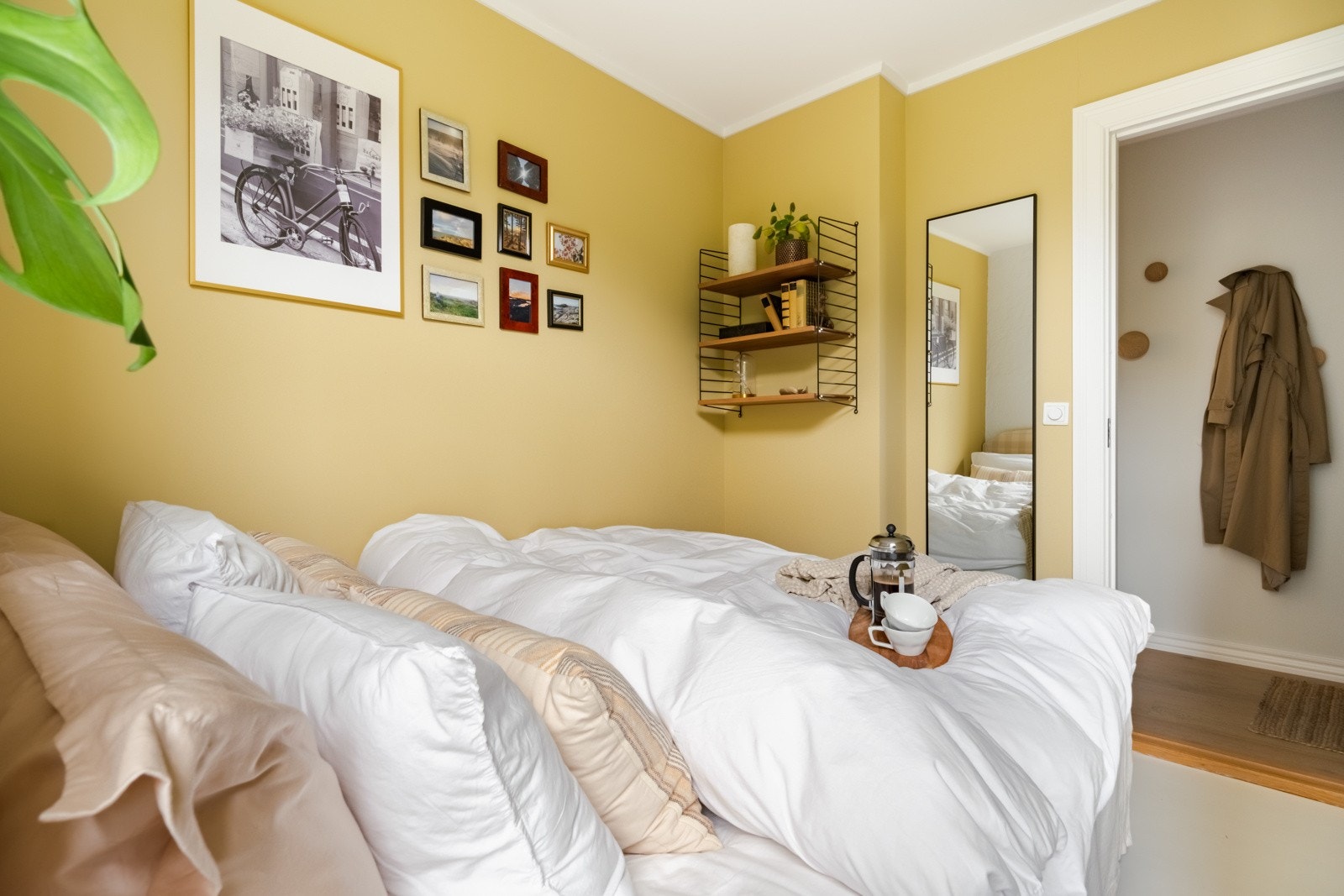 Ingen garderobe, sa du? Husk at det er etablert en egen walk-in-garderobe i enden av gangen. Galleribilde