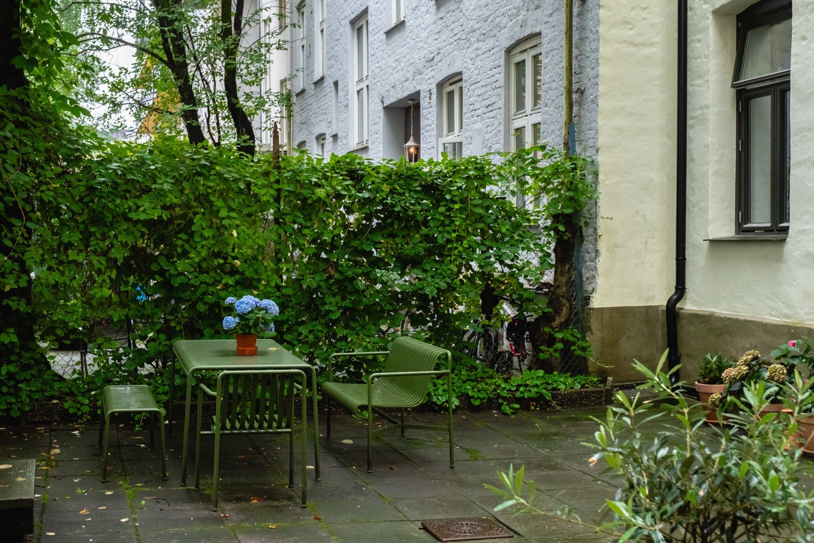 Borettslaget er veldrevet og har god vedlikeholdshistorikk. Her er et bilde av den koselige bakgården soverommet vender ut mot. Galleribilde