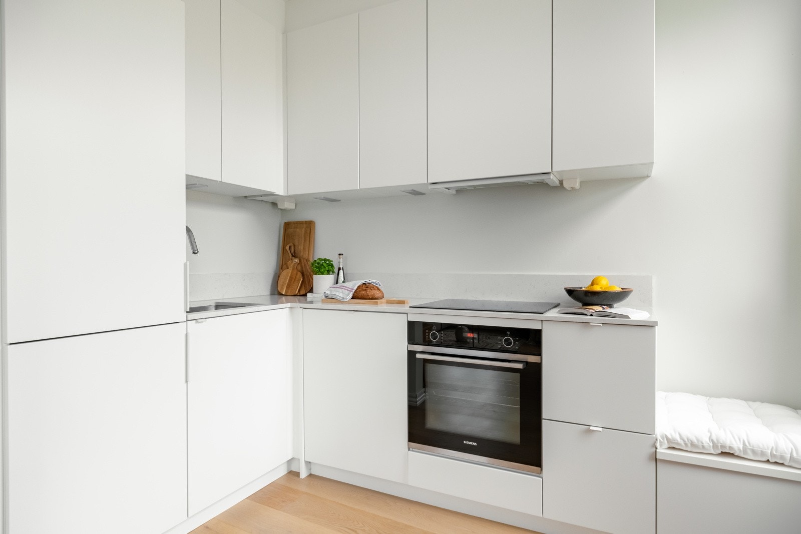 Kjøkkenet har både over- og underskap, perfekt for lagring. Det er også rikelig med benkeplass. Galleribilde