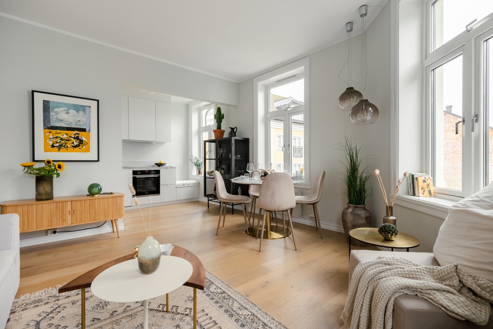 Stuen er i dag innredet med større sofagruppe med salongbord, studiobenk og spiseplass. Galleribilde