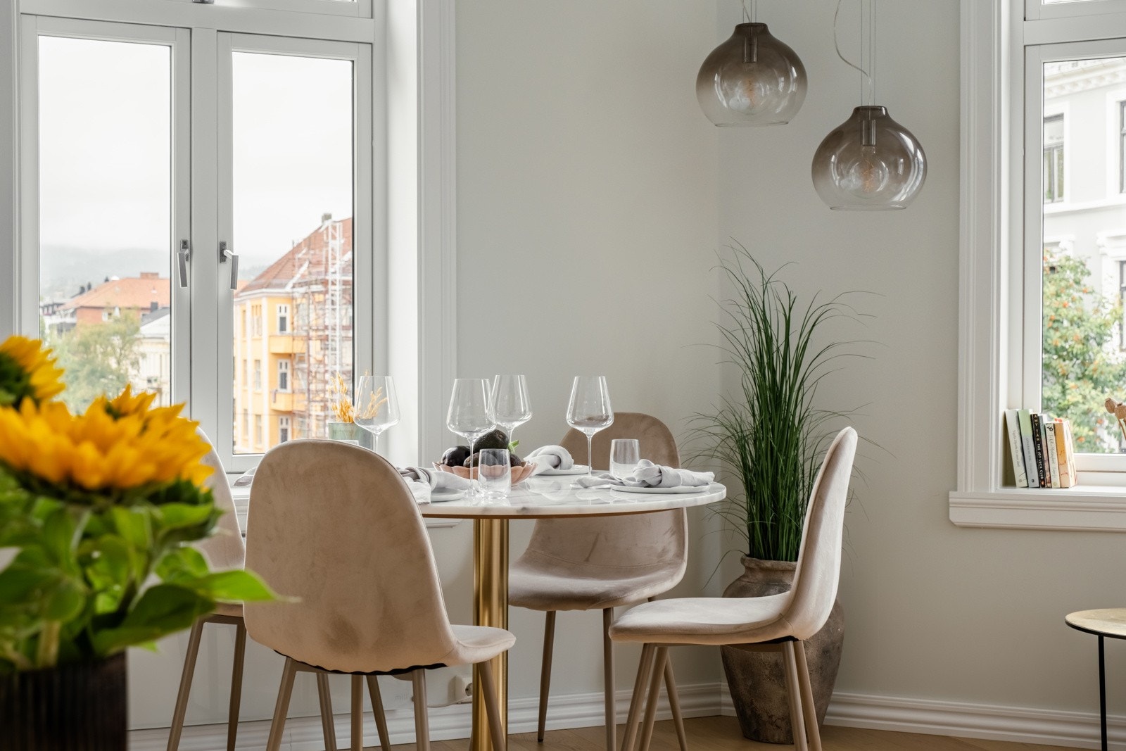 Verdt å nevne er at både varmtvann og internett er inkludert i de månedlige felleskostnadene. Det er IN-ordning på fellesgjelden, som i praksis betyr at du kan redusere felleskostnadene. Se salgsoppgave for mer informasjon. Galleribilde