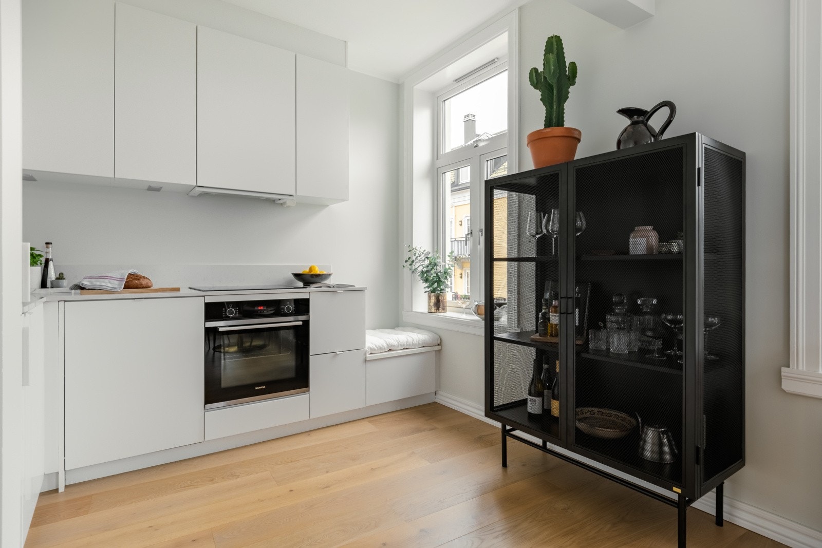 Av hvitevarer får du integrert koketopp og stekeovn, kjøle- og fryseskap, samt oppvaskmaskin. Legg også merke til den plassbygde sittebenken på enden. Et perfekt sted å ta morgenkaffen. Galleribilde