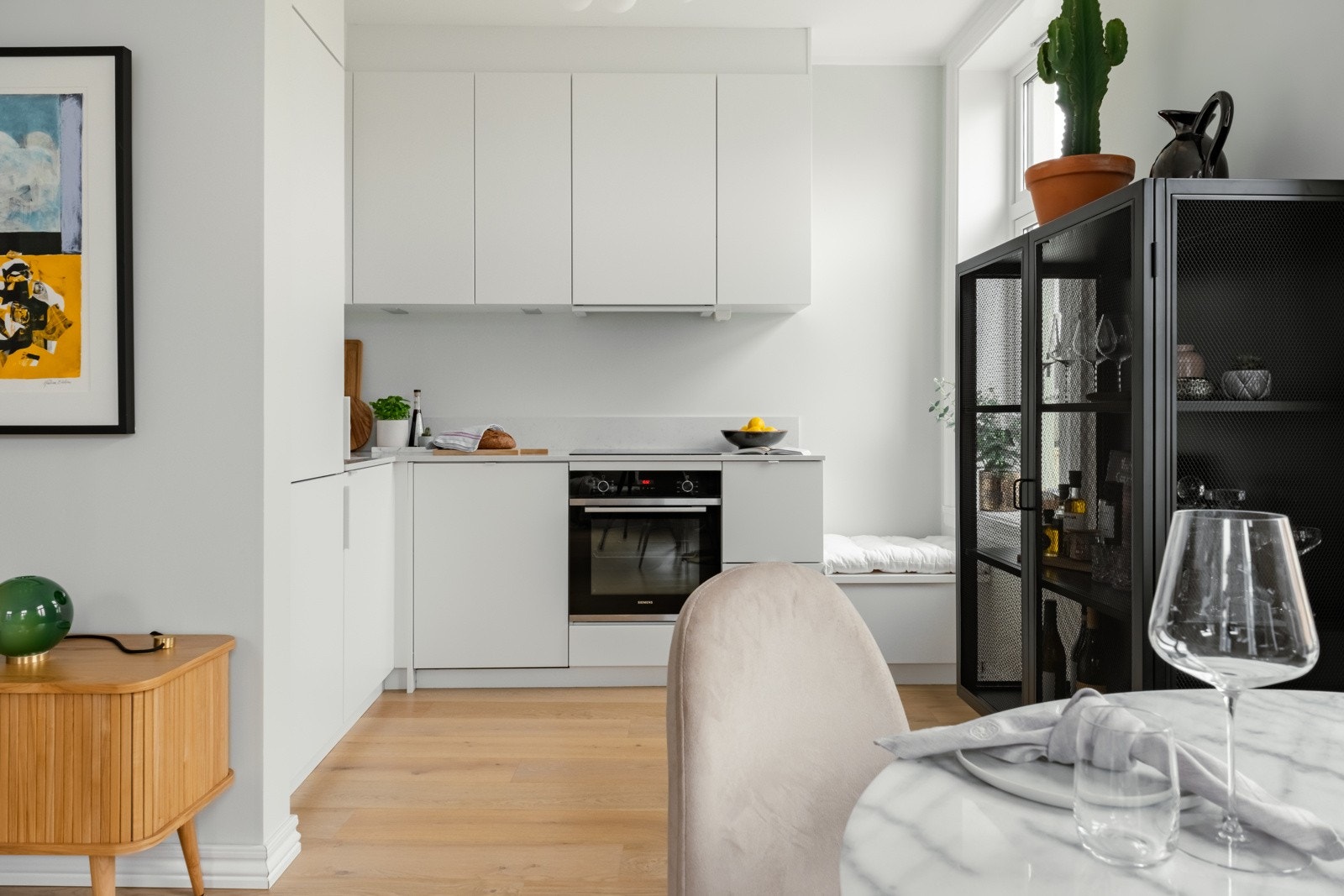 Vi ser nærmere på det tidløse og fine kjøkkenet. Det var helt nytt i 2022. Galleribilde