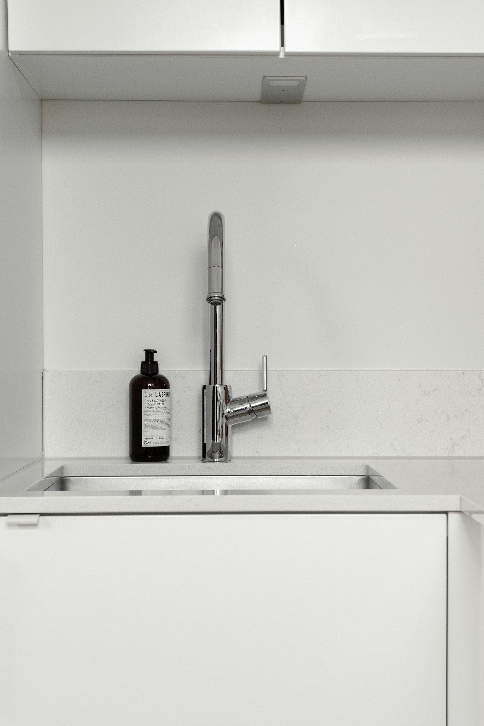 Benkeplater er av kompositt og stålkummen er underlimt. Fine detaljer! Galleribilde