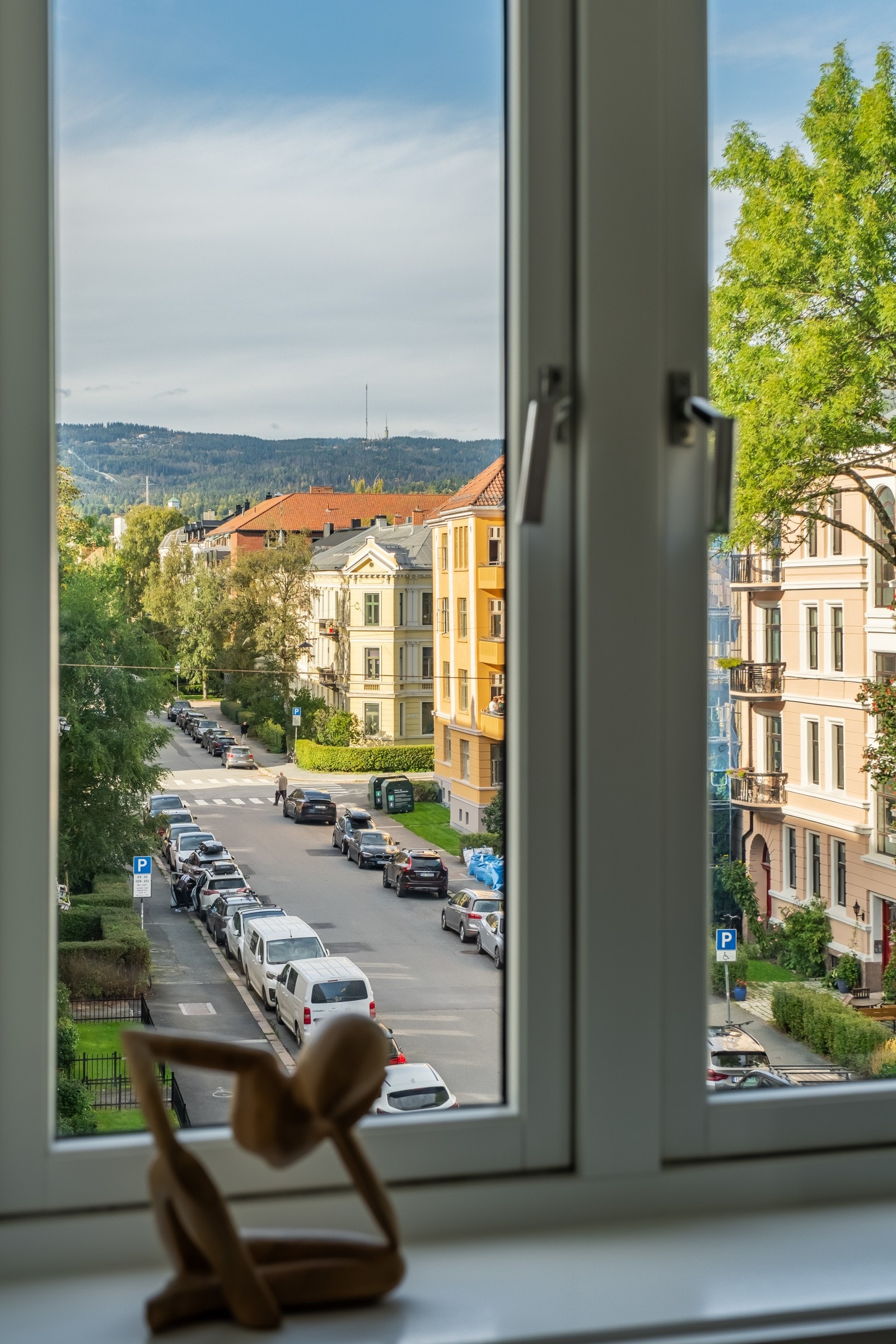 De store vindusflatene slipper inn mengder av dagslys. Galleribilde