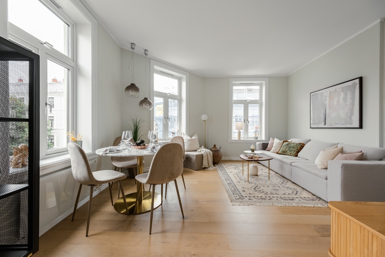 Vi har bestilt sol til visning, for lysinnslippet her er enestående! Om værgudene klarer å levere gjenstår å se. Galleribilde