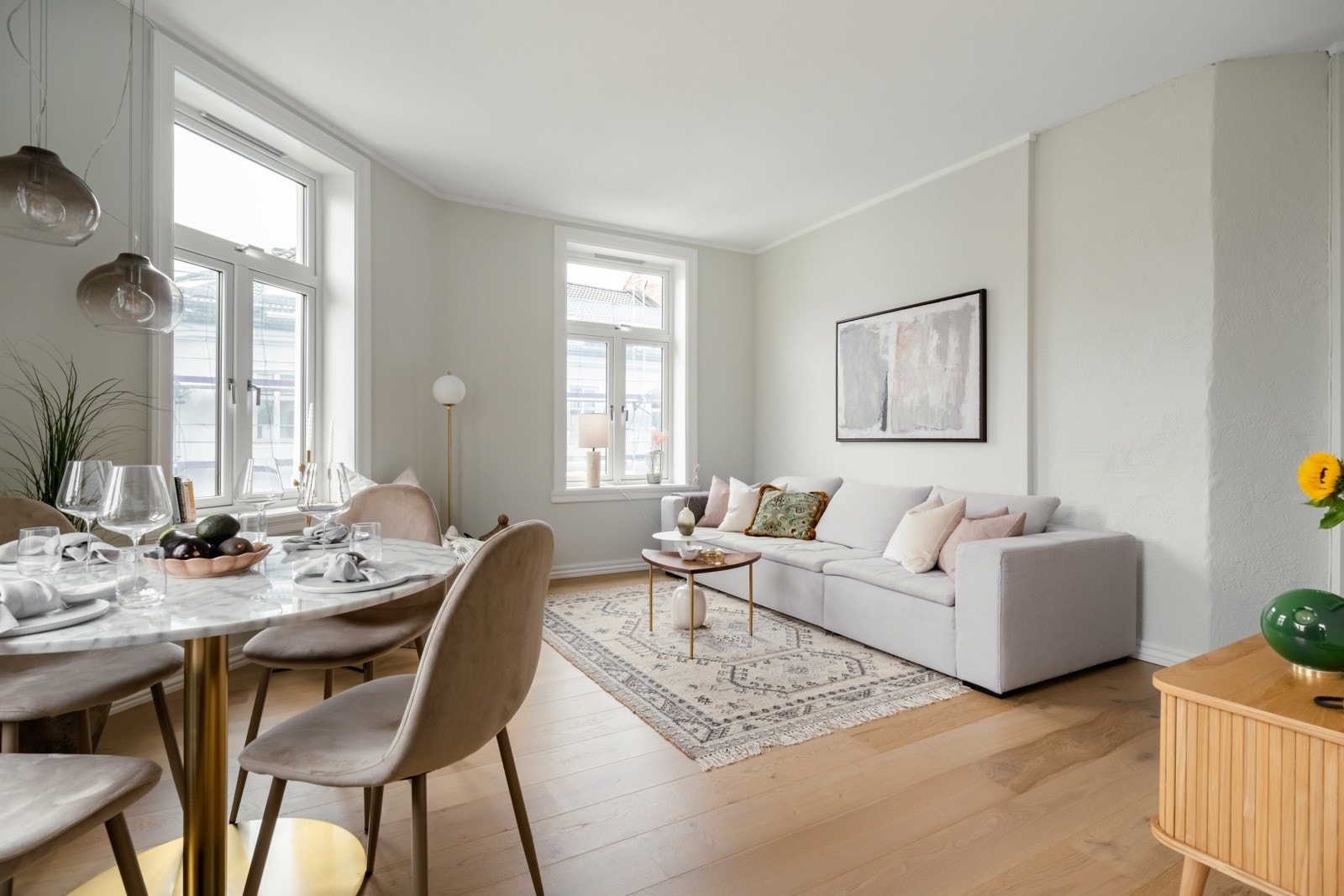 Den romslige stuen er boligens naturlige samlingspunkt, så vi fortsetter her. Galleribilde
